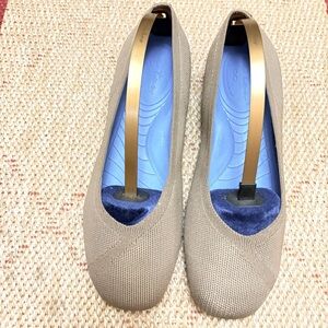 Me Too Elegant Beige Women's Slip On Flats Sz.9W